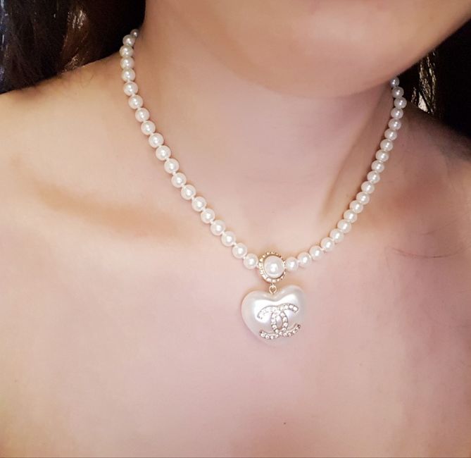 Collana di perle su abito sposa 3