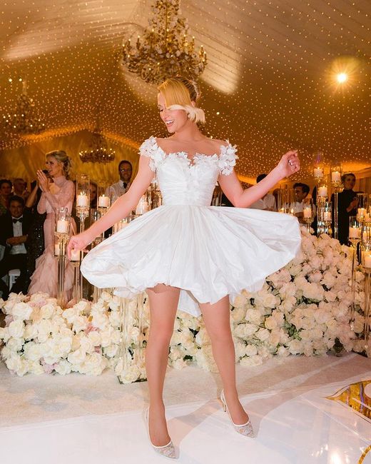 Paris Hilton sfoggia 4 abiti da sogno per le sue nozze 👇 4
