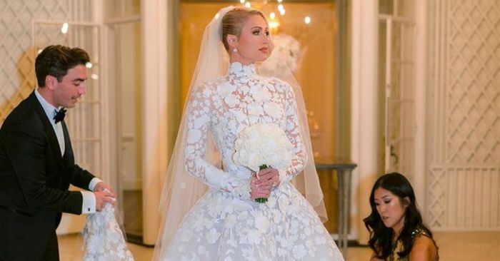 Paris Hilton sfoggia 4 abiti da sogno per le sue nozze 👇 1