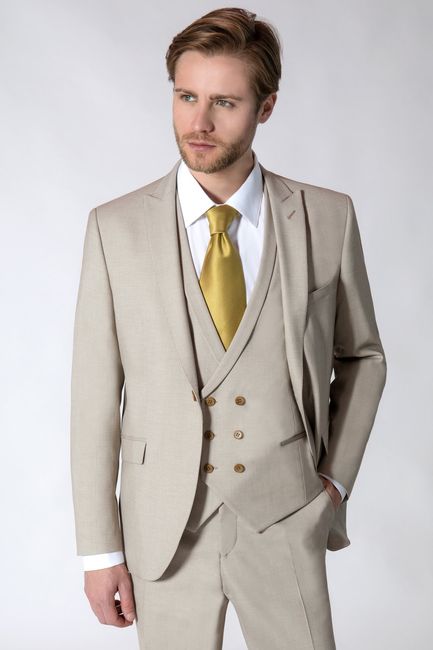 4 look per invitato a nozze: quale voti? 5