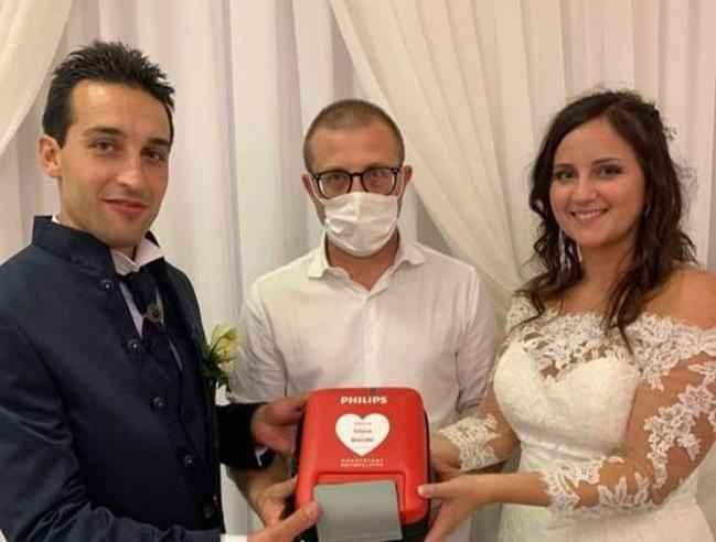 Un defibrillatore al posto delle bomboniere: il generoso gesto di due sposi di Bergamo - 1