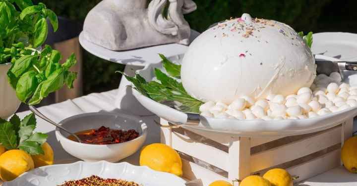 Mozzarella gigante come torta nuziale: cosa ne pensi? - 1