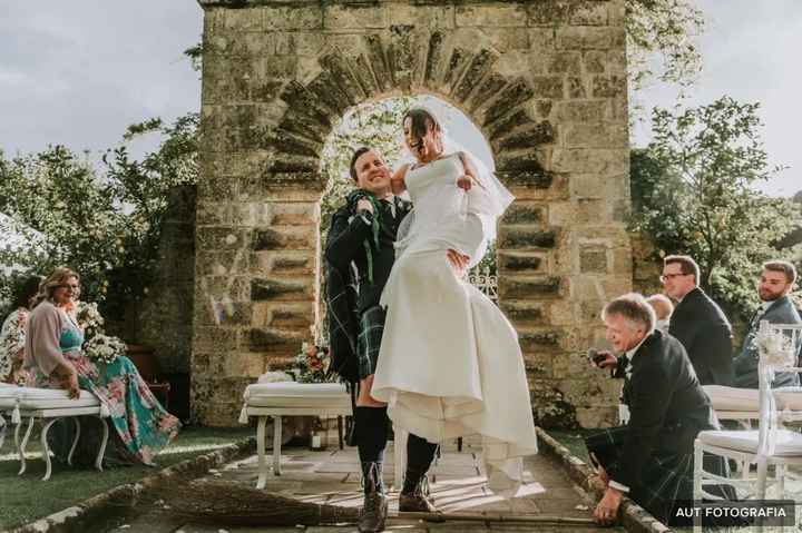Bagno di banconote per la sposa: cosa ne pensi? - 1