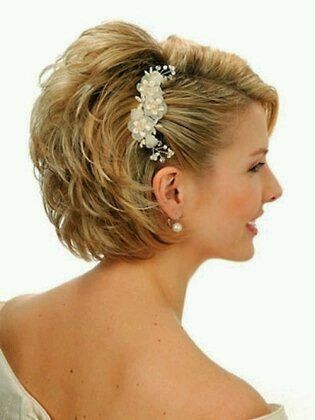 La scollatura dell'abito da sposa per scegliere come acconciare i capelli - 2