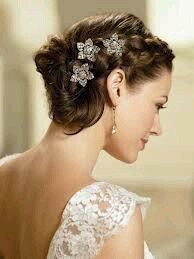 La scollatura dell'abito da sposa per scegliere come acconciare i capelli - 4