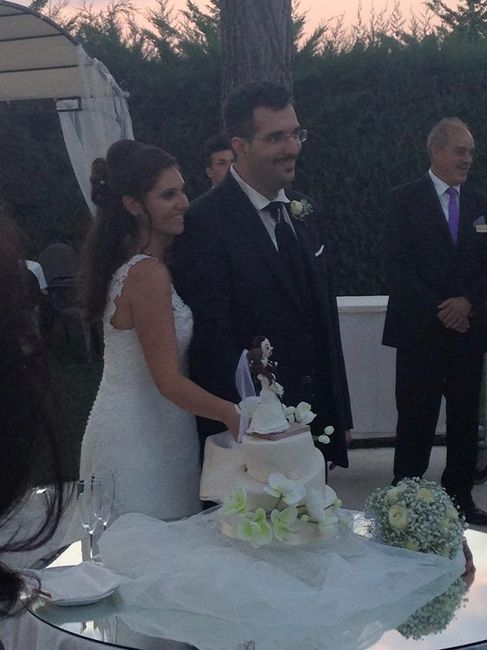 il taglio della torta in giardino