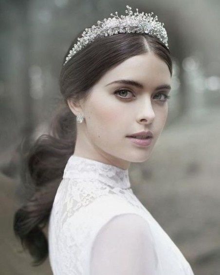 10 acconciature sposa con tiara da vera principessa 5