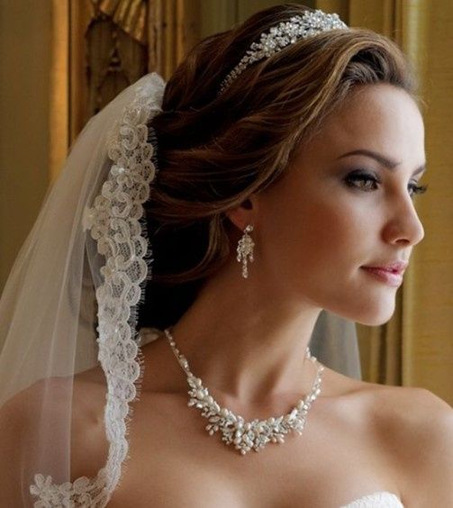 10 acconciature sposa con tiara da vera principessa 9