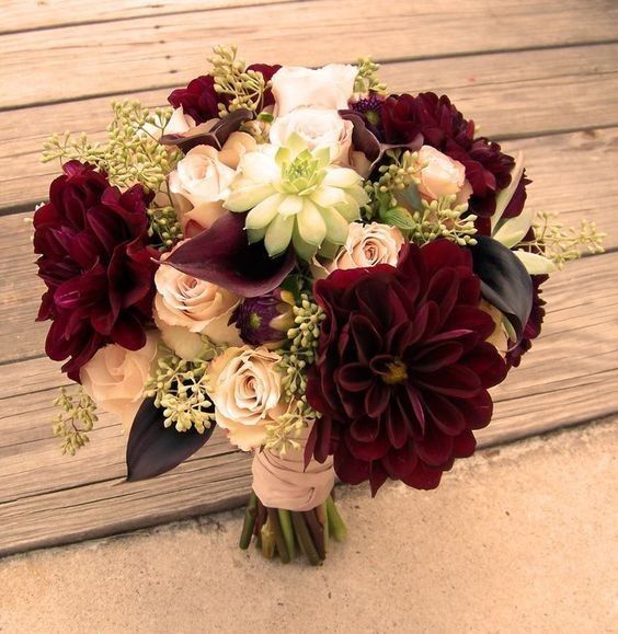 Bouquet nuziali con fiori color bordeaux/marsala 1