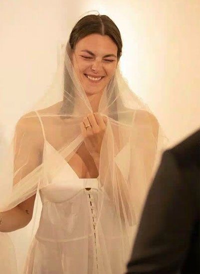 La top model Vittoria Cerreti sposa a Ibiza il fidanzato sei mesi dopo averlo conosciuto 5