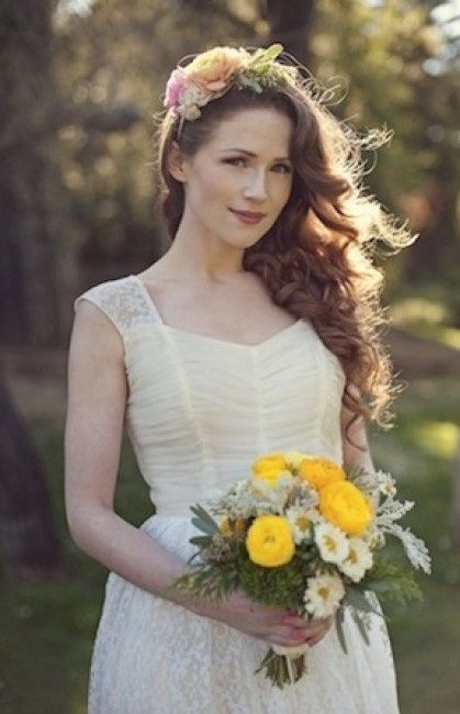 capelli sciolti mossi corona di fiori