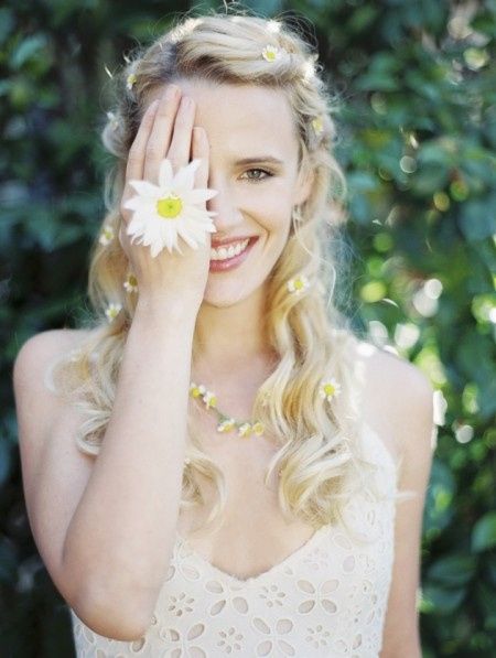 capelli sciolti mossi corona di fiori