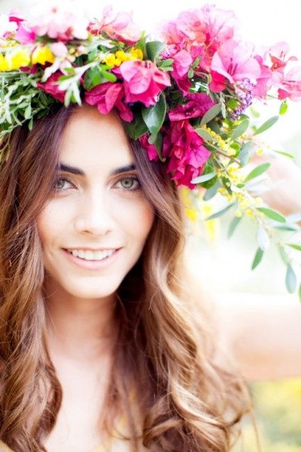 capelli sciolti mossi corona di fiori
