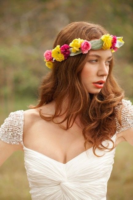 capelli sciolti mossi corona di fiori