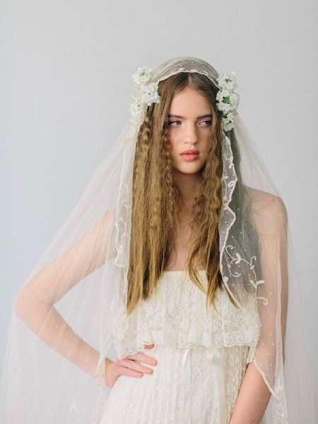 capelli sciolti mossi corona di fiori