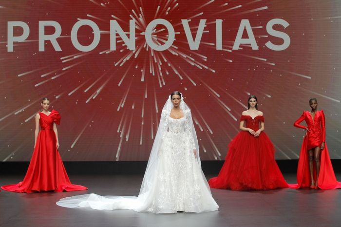 Gli abiti da sposa Pronovias per la Valmont Barcelona Bridal Fashion Week 3