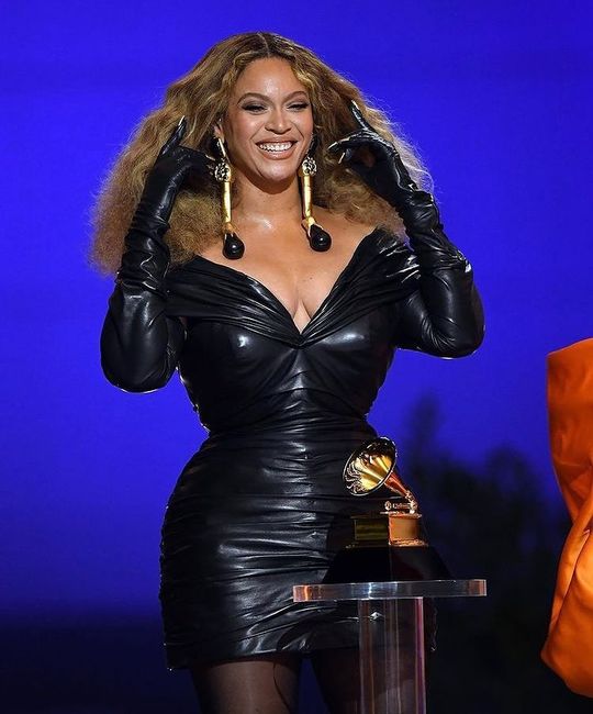 I look più belli dei Grammy Awards 2021: vota il tuo preferito! 5