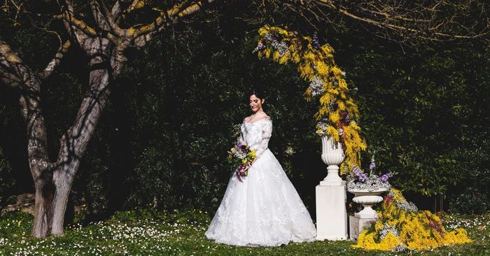 Decorazioni di nozze con la mimosa per un matrimonio primaverile e dai colori caldi 1
