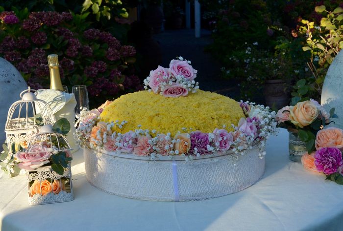 Decorazioni di nozze con la mimosa per un matrimonio primaverile e dai colori caldi 5