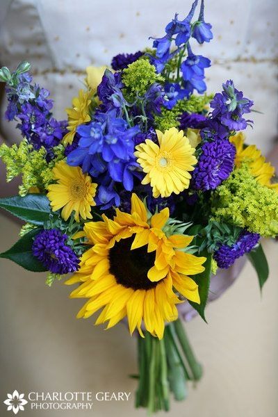 Bouquet di girasoli con un tocco di blu