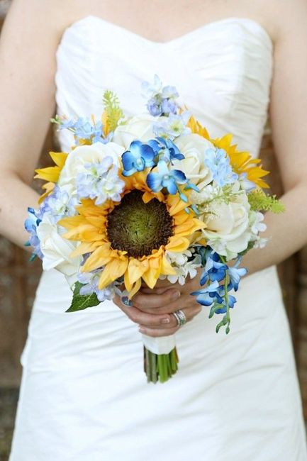 Bouquet di girasoli con un tocco di blu