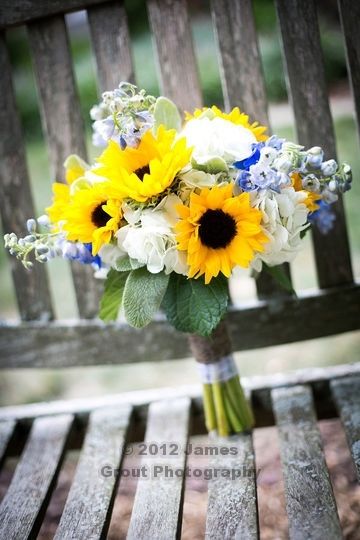 Bouquet di girasoli con un tocco di blu
