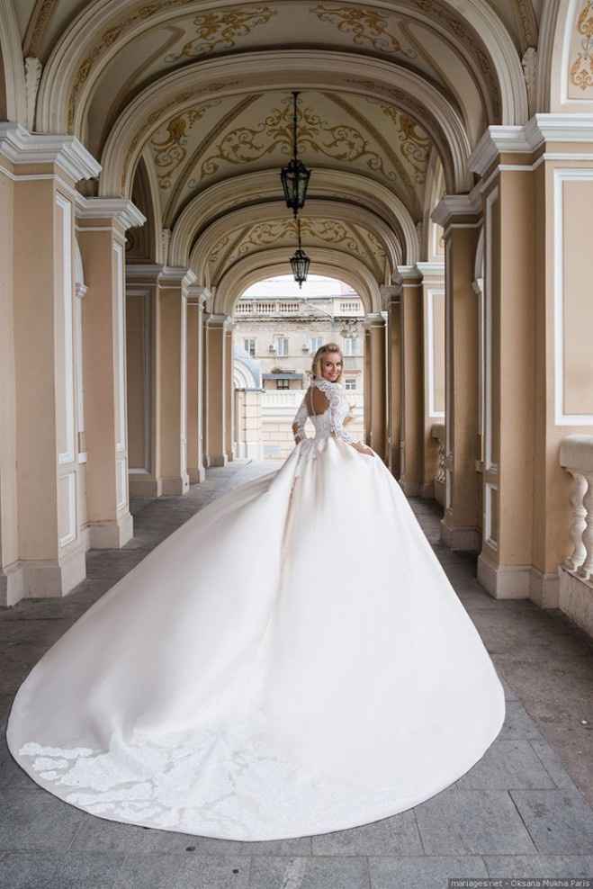 Abito da sposa con apertura sulla schiena n.3