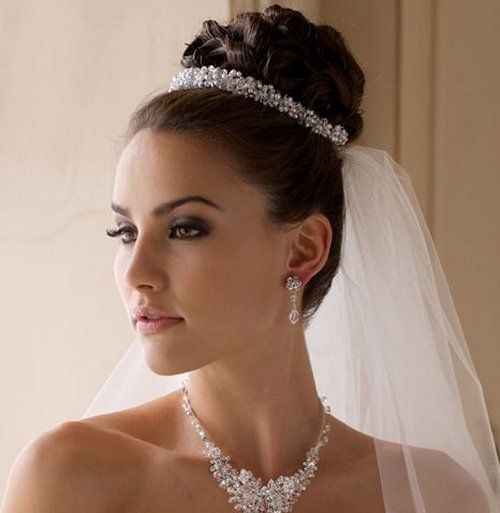 Acconciatura sposa con tiara N. 8