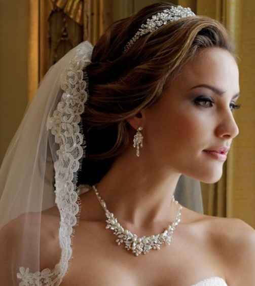 Acconciatura sposa con tiara N. 9