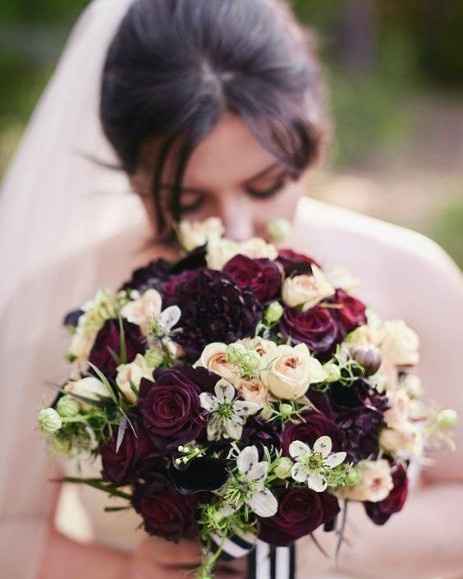 Bouquet nuziali con fiori color bordeaux/marsala