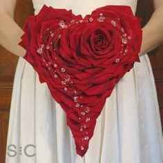 Bouquet rose bianche e rosse a forma di cuore