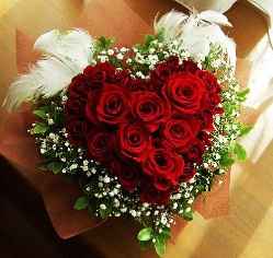 Bouquet rose bianche e rosse a forma di cuore