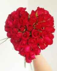 Bouquet rose bianche e rosse a forma di cuore