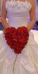 Bouquet rose bianche e rosse a forma di cuore