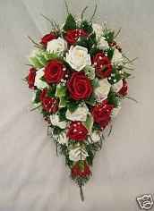 Bouquet rose bianche e rosse a forma di cuore