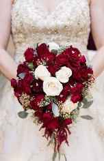 Bouquet rose bianche e rosse a forma di cuore