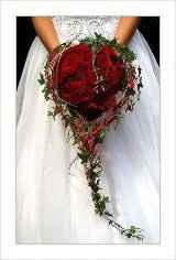 Bouquet rose bianche e rosse a forma di cuore