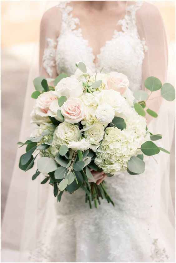 Bouquet di nozze con fiori di Eucalipto, rose, ortensie, rosa