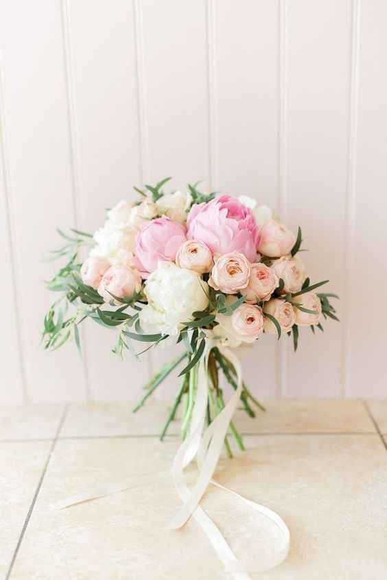 Bouquet di nozze di peonie rosa, bianche e pesca