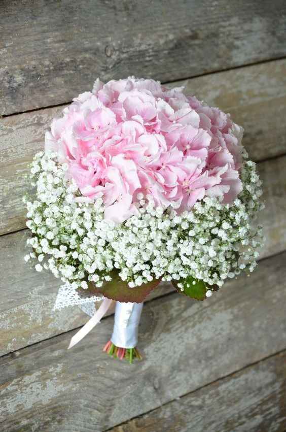 Bouquet di nozze con fiori di ortensie e nebbiolina