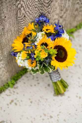 Bouquet con girasoli e fiori blu