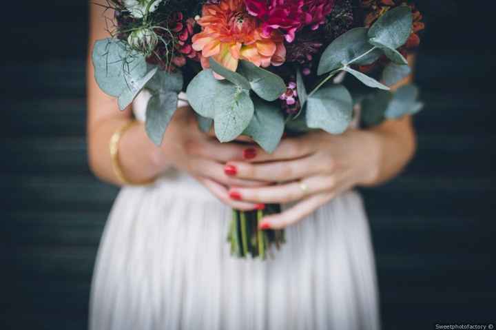 La persona che porta il bouquet alla sposa è... - 1