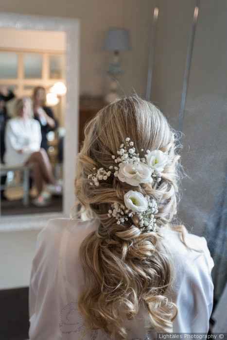 7 idee per un'acconciatura sposa con fiori 🌸 - 2