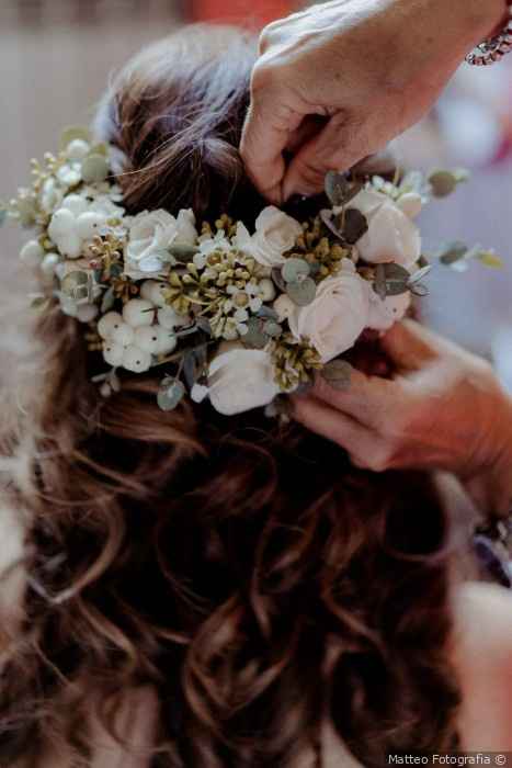 7 idee per un'acconciatura sposa con fiori 🌸 - 6