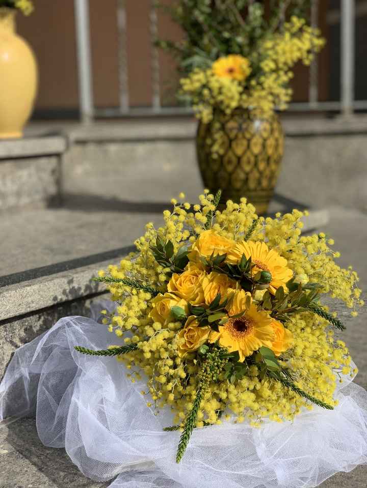 Decorazioni di nozze con la mimosa per un matrimonio primaverile e dai colori caldi - 16