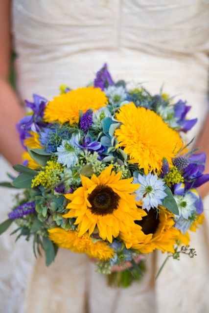 Bouquet di girasoli con un tocco di blu