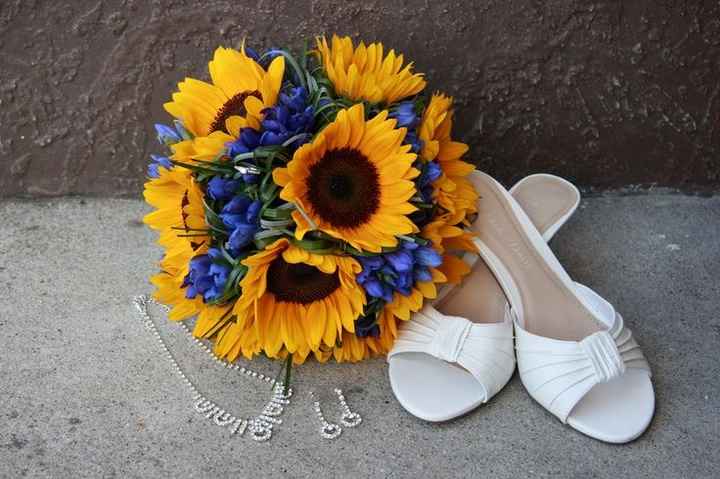 Bouquet di girasoli con un tocco di blu