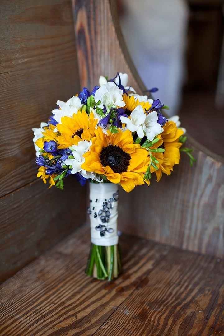 Bouquet di girasoli con un tocco di blu