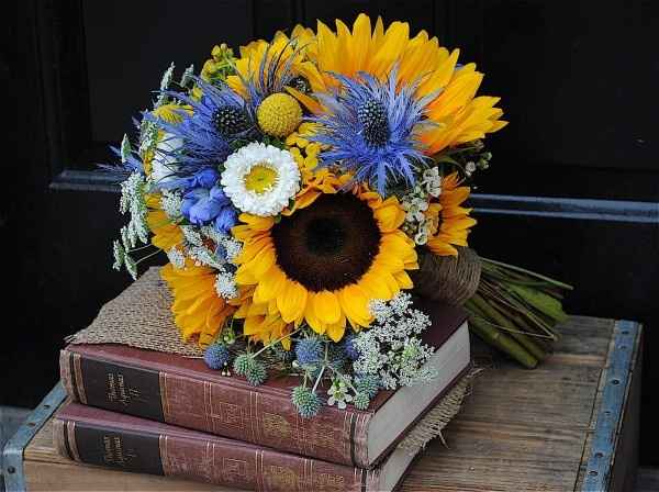 Bouquet di girasoli con un tocco di blu