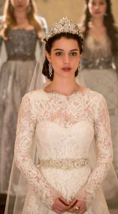 Accessori capelli sposa: Coroncina o corona di fiori? 